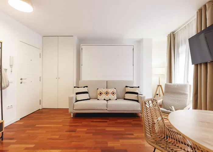 Bravissimo Placa Catalunya Studio, Monthly * Girona